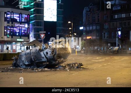 La voiture brûlée en face de la gare centrale d'Eindhoven. Les conséquences de la manifestation anti-verrouillage ont perturbé le centre-ville d'Eindhoven aux pays-Bas. Le deuxième jour du strict coronavirus Covid-19 mesures de verrouillage avec un couvre-feu imposé entre 21:00 et 04:30 par le gouvernement néerlandais depuis 23 janvier 2021, afin de lutter contre la propagation de la pandémie et la nouvelle mutation. Des centaines de manifestants se sont affrontés avec la police dans un rassemblement contre les nouvelles règles. La manifestation a entraîné des émeutes, des pillages et des dommages aux magasins, des fenêtres cassées et des dommages à la gare de settin Banque D'Images