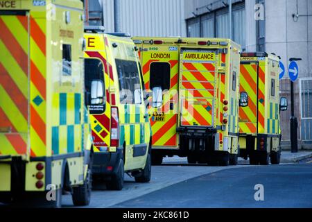 Les ambulances se trouvent à l'extérieur du service des urgences de l'hôpital royal de Londres, à Londres, en Angleterre, sur 25 janvier 2021. Dans tout le Royaume-Uni, les décès enregistrés dans les 28 jours suivant un test positif de dépistage du covid-19 sont sur le point de dépasser 100 000 cette semaine, avec un chiffre actuel de 98 531. Toutefois, à Londres et dans la plupart des autres régions d'Angleterre, les taux de coronavirus semblent diminuer, selon les données publiées aujourd'hui. (Photo de David Cliff/NurPhoto) Banque D'Images