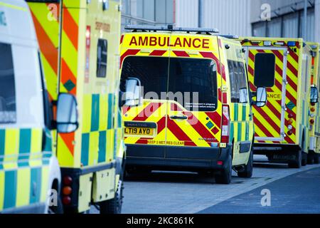 Les ambulances se trouvent à l'extérieur du service des urgences de l'hôpital royal de Londres, à Londres, en Angleterre, sur 25 janvier 2021. Dans tout le Royaume-Uni, les décès enregistrés dans les 28 jours suivant un test positif de dépistage du covid-19 sont sur le point de dépasser 100 000 cette semaine, avec un chiffre actuel de 98 531. Toutefois, à Londres et dans la plupart des autres régions d'Angleterre, les taux de coronavirus semblent diminuer, selon les données publiées aujourd'hui. (Photo de David Cliff/NurPhoto) Banque D'Images