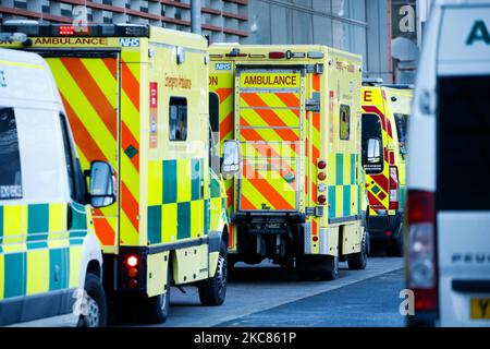 Les ambulances se trouvent à l'extérieur du service des urgences de l'hôpital royal de Londres, à Londres, en Angleterre, sur 25 janvier 2021. Dans tout le Royaume-Uni, les décès enregistrés dans les 28 jours suivant un test positif de dépistage du covid-19 sont sur le point de dépasser 100 000 cette semaine, avec un chiffre actuel de 98 531. Toutefois, à Londres et dans la plupart des autres régions d'Angleterre, les taux de coronavirus semblent diminuer, selon les données publiées aujourd'hui. (Photo de David Cliff/NurPhoto) Banque D'Images