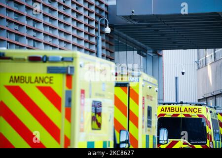 Les ambulances se trouvent à l'extérieur du service des urgences de l'hôpital royal de Londres, à Londres, en Angleterre, sur 25 janvier 2021. Dans tout le Royaume-Uni, les décès enregistrés dans les 28 jours suivant un test positif de dépistage du covid-19 sont sur le point de dépasser 100 000 cette semaine, avec un chiffre actuel de 98 531. Toutefois, à Londres et dans la plupart des autres régions d'Angleterre, les taux de coronavirus semblent diminuer, selon les données publiées aujourd'hui. (Photo de David Cliff/NurPhoto) Banque D'Images