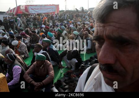 Les agriculteurs écoutent un conférencier alors qu'ils bloquent une grande autoroute pour protester contre les nouvelles lois agricoles à la frontière de l'État de Delhi-Uttar Pradesh près de Ghazipur, à la périphérie de New Delhi, en Inde, sur 25 janvier 2021. Les agriculteurs de tout le pays se préparent pour le rallye tracteur le jour de la République à 26 janvier, après que la police de Delhi leur ait donné son signe. Le rassemblement aura lieu à partir des trois points frontaliers de Delhi, à savoir Singhu, Tikri et Ghazipur. (Photo de Mayank Makhija/NurPhoto) Banque D'Images