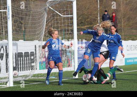 Megan Borthwick et Ellie Christon, de Durham Women's, réussissent à bousculer le ballon tout en étant sous la pression du RISQUE d'Amelia des London Bees lors du match de championnat FA féminin entre Durham Women et London Bees au château de Maiden, à Durham City, le dimanche 24th janvier 2021. (Photo de Mark Fletcher/MI News/NurPhoto) Banque D'Images