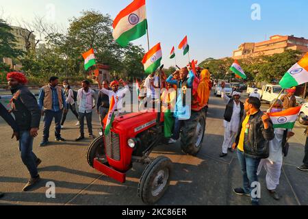 Les agriculteurs tiennent le Tricolore sur un tracteur lors de leur protestation contre les lois de réforme agricole du Centre, à la veille du 72nd jour de la République, à Jaipur, Rajasthan, Inde, lundi, 25 janvier 2021. (Photo de Vishal Bhatnagar/NurPhoto) (photo de Vishal Bhatnagar/NurPhoto) Banque D'Images