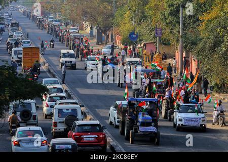 Les agriculteurs tiennent le Tricolore sur un tracteur lors de leur protestation contre les lois de réforme agricole du Centre, à la veille du 72nd jour de la République, à Jaipur, Rajasthan, Inde, lundi, 25 janvier 2021. (Photo de Vishal Bhatnagar/NurPhoto) (photo de Vishal Bhatnagar/NurPhoto) Banque D'Images