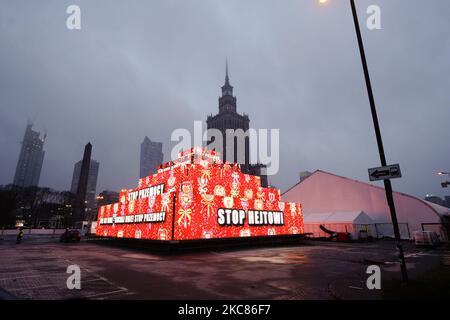 Une pyramide illuminée est vue construite dans le cadre de la prochaine grande finale de l'événement du Grand Orchestre de la Charité de Noël à Varsovie, en Pologne, sur 25 janvier 2021. Le Grand Orchestre de la Charité de Noël (WOSP) est un événement caritatif annuel pour recueillir des fonds pour les soins de santé pédiatriques et âgés. Le fonds est le plus grand du genre en Pologne et en 2019, il a réussi à recueillir près de 50 millions de dollars. L'ONG et ses activités ont été dédites par le gouvernement conservateur dirigé par le droit et la justice et les chaînes de télévision publiques qui préfèrent que les gens donnent leur argent à des organismes de bienfaisance catholiques. Le fi de cette année Banque D'Images