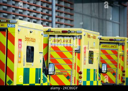 Les ambulances se trouvent à l'extérieur du service des urgences de l'hôpital royal de Londres, à Londres, en Angleterre, sur 25 janvier 2021. Dans tout le Royaume-Uni, les décès enregistrés dans les 28 jours suivant un test positif de dépistage du covid-19 sont sur le point de dépasser 100 000 cette semaine, avec un chiffre actuel de 98 531. Toutefois, à Londres et dans la plupart des autres régions d'Angleterre, les taux de coronavirus semblent diminuer, selon les données publiées aujourd'hui. (Photo de David Cliff/NurPhoto) Banque D'Images