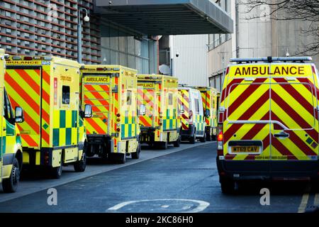 Les ambulances se trouvent à l'extérieur du service des urgences de l'hôpital royal de Londres, à Londres, en Angleterre, sur 25 janvier 2021. Dans tout le Royaume-Uni, les décès enregistrés dans les 28 jours suivant un test positif de dépistage du covid-19 sont sur le point de dépasser 100 000 cette semaine, avec un chiffre actuel de 98 531. Toutefois, à Londres et dans la plupart des autres régions d'Angleterre, les taux de coronavirus semblent diminuer, selon les données publiées aujourd'hui. (Photo de David Cliff/NurPhoto) Banque D'Images