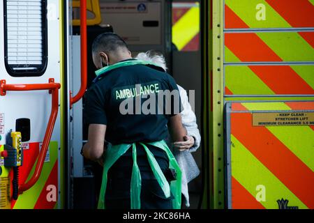 Un ambulancier aide une femme âgée à descendre d'une ambulance à l'extérieur du service d'urgence de l'hôpital Royal London à Londres, Angleterre, sur 25 janvier 2021. Dans tout le Royaume-Uni, les décès enregistrés dans les 28 jours suivant un test positif de dépistage du covid-19 sont sur le point de dépasser 100 000 cette semaine, avec un chiffre actuel de 98 531. Toutefois, à Londres et dans la plupart des autres régions d'Angleterre, les taux de coronavirus semblent diminuer, selon les données publiées aujourd'hui. (Photo de David Cliff/NurPhoto) Banque D'Images