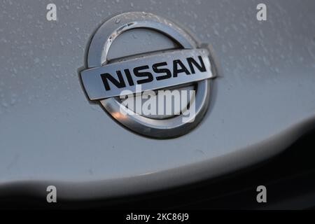 Un logo Nissan visible sur une voiture garée dans le centre-ville de Dublin. Lundi, 25 janvier 2021, à Dublin, Irlande. (Photo par Artur Widak/NurPhoto) Banque D'Images