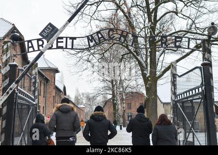 Une vue générale du panneau 'Arbeit Macht Frei' au-dessus de la porte d'entrée principale d'Auschwitz I (image de fichier de 26 janvier 2019). En raison de la pandémie du coronavirus, l'événement commémorant le 76th anniversaire de la libération du camp allemand nazi de concentration et d'extermination d'Auschwitz aura lieu en ligne. Mardi, 25 janvier 2021 à Dublin, Irlande. (Photo par Artur Widak/NurPhoto) Banque D'Images