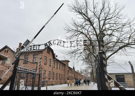 Une vue générale du panneau 'Arbeit Macht Frei' au-dessus de la porte d'entrée principale d'Auschwitz I (image de fichier de 26 janvier 2019). En raison de la pandémie du coronavirus, l'événement commémorant le 76th anniversaire de la libération du camp allemand nazi de concentration et d'extermination d'Auschwitz aura lieu en ligne. Mardi, 25 janvier 2021 à Dublin, Irlande. (Photo par Artur Widak/NurPhoto) Banque D'Images