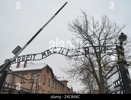 Une vue générale du panneau 'Arbeit Macht Frei' au-dessus de la porte d'entrée principale d'Auschwitz I (image de fichier de 26 janvier 2019). En raison de la pandémie du coronavirus, l'événement commémorant le 76th anniversaire de la libération du camp allemand nazi de concentration et d'extermination d'Auschwitz aura lieu en ligne. Mardi, 25 janvier 2021 à Dublin, Irlande. (Photo par Artur Widak/NurPhoto) Banque D'Images