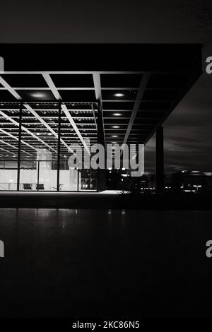 Une photo verticale de la vue nocturne du musée Neue Nationalgalerie Banque D'Images
