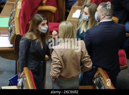 Les législateurs communiquent lors de la session de la Verkhovna Rada à Kiev, Ukraine, 26 janvier 2021. Le Parlement ukrainien a approuvé le projet de budget de l'État ukrainien pour 2021 (photo de Sergii Kharchenko/NurPhoto) Banque D'Images