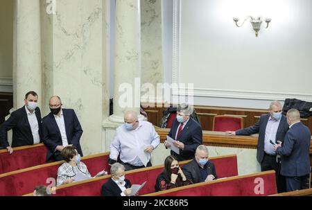 Les législateurs communiquent lors de la session de la Verkhovna Rada à Kiev, Ukraine, 26 janvier 2021. Le Parlement ukrainien a approuvé le projet de budget de l'État ukrainien pour 2021 (photo de Sergii Kharchenko/NurPhoto) Banque D'Images