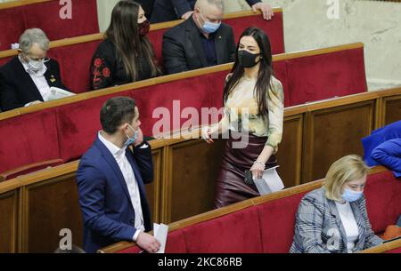 Les législateurs communiquent lors de la session de la Verkhovna Rada à Kiev, Ukraine, 26 janvier 2021. Le Parlement ukrainien a approuvé le projet de budget de l'État ukrainien pour 2021 (photo de Sergii Kharchenko/NurPhoto) Banque D'Images