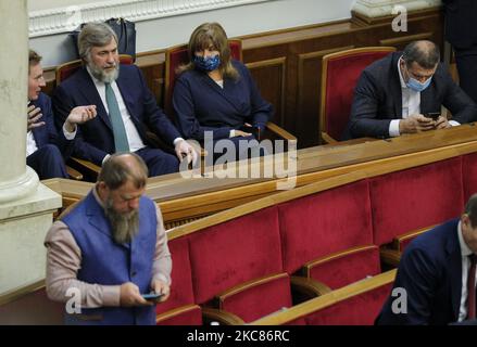 Les législateurs communiquent lors de la session de la Verkhovna Rada à Kiev, Ukraine, 26 janvier 2021. Le Parlement ukrainien a approuvé le projet de budget de l'État ukrainien pour 2021 (photo de Sergii Kharchenko/NurPhoto) Banque D'Images