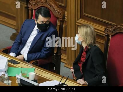 Les législateurs communiquent lors de la session de la Verkhovna Rada à Kiev, Ukraine, 26 janvier 2021. Le Parlement ukrainien a approuvé le projet de budget de l'État ukrainien pour 2021 (photo de Sergii Kharchenko/NurPhoto) Banque D'Images