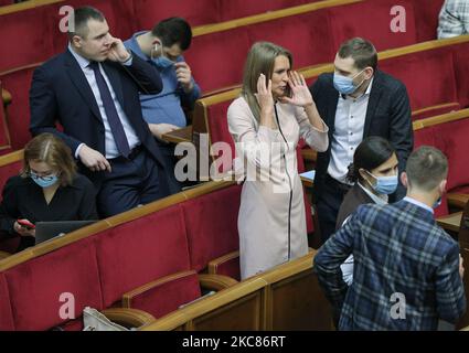 Les législateurs communiquent lors de la session de la Verkhovna Rada à Kiev, Ukraine, 26 janvier 2021. Le Parlement ukrainien a approuvé le projet de budget de l'État ukrainien pour 2021 (photo de Sergii Kharchenko/NurPhoto) Banque D'Images