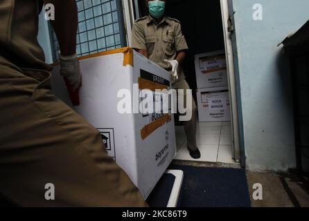 Les travailleurs transportent des boîtes de transport du vaccin COVID-19 de Sinovac Biotech Ltd. En tant que partenaires de PT Biofarma, propriété de l'État, pour le coronavirus COVID-19 de Bogor Regional public Health à Bogor, Java Ouest, Indonésie, on 26 janvier 2021. L'Indonésie a signalé 1 millions de cas confirmés de COVID-19, 820 356 cas récupérés mardi (photo par Adriana Adie/NurPhoto) Banque D'Images