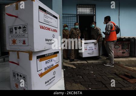 Les travailleurs transportent des boîtes de transport du vaccin COVID-19 de Sinovac Biotech Ltd. En tant que partenaires de PT Biofarma, propriété de l'État, pour le coronavirus COVID-19 de Bogor Regional public Health à Bogor, Java Ouest, Indonésie, on 26 janvier 2021. L'Indonésie a signalé 1 millions de cas confirmés de COVID-19, 820 356 cas récupérés mardi (photo par Adriana Adie/NurPhoto) Banque D'Images