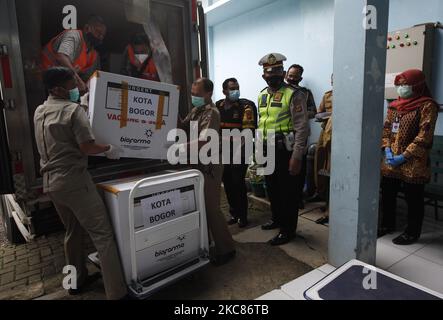 Les travailleurs déchargent les vaccins de Sinovac Biotech Ltd. En tant que partenaire de la société d'État PT Biofarma pour le coronavirus COVID-19 d'un camion à un entrepôt frigorifique de vaccins à Bogor Regional public Health à Bogor, à Java Ouest, en Indonésie, en Ontario 26 janvier 2021. L'Indonésie a signalé 1 millions de cas confirmés de COVID-19, 820 356 cas récupérés mardi (photo par Adriana Adie/NurPhoto) Banque D'Images