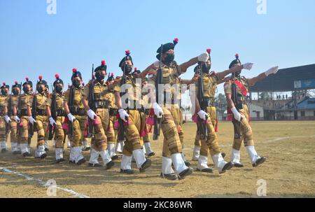 Le contingent de police de Nagaland Mahila portant un masque facial mars pendant la Fête de la République 72nd, à Dimapur, en Inde, dans l'État du Nagaland, au nord-est du pays, le mardi 26 janvier 2021. (Photo de Caisii Mao/NurPhoto) Banque D'Images