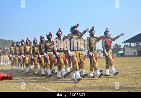 Le contingent de police de Nagaland Mahila portant un masque facial mars pendant la Fête de la République 72nd, à Dimapur, en Inde, dans l'État du Nagaland, au nord-est du pays, le mardi 26 janvier 2021. (Photo de Caisii Mao/NurPhoto) Banque D'Images