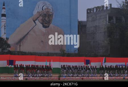 Les membres de la police de l'Uttar Pradesh défilez le long des lignes de police le jour de la République , à Allahabad, sur 26 janvier, 2021 . (Photo de Ritesh Shukla/NurPhoto) Banque D'Images