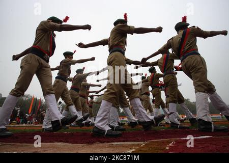 Les membres de la police de l'Uttar Pradesh défilez le long des lignes de police le jour de la République , à Allahabad, sur 26 janvier, 2021 . (Photo de Ritesh Shukla/NurPhoto) Banque D'Images