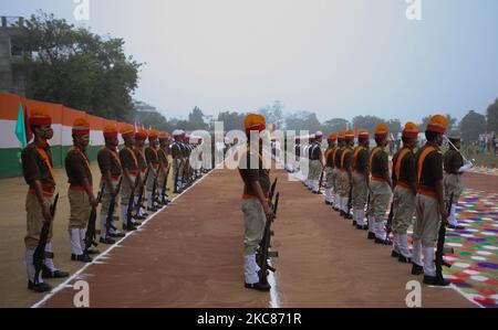 Les membres de la police de l'Uttar Pradesh défilez le long des lignes de police le jour de la République , à Allahabad, sur 26 janvier, 2021 . (Photo de Ritesh Shukla/NurPhoto) Banque D'Images