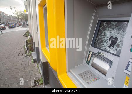 Distributeurs automatiques de billets cassés. Les conséquences des troubles anti-couvre-feu à Rotterdam. Fenêtres endommagées de magasins, cafés, chaîne de restauration rapide, chaussée détruite, distributeurs de billets cassés, Les arrêts de bus, les arrêts de tramway, les fenêtres et les lunettes endommagées même dans un quartier résidentiel ont été causés par les violents manifestants qui se sont affrontés avec la police et ont pillé le quartier autour de Groene Hilledijk, Beijerlandselaan et Randweg. C'est la nuit consécutive de 3rd émeutes et affrontements avec les politiques après que le gouvernement a imposé le couvre-feu pour lutter contre la propagation de la pandémie du coronavirus Covid-19 et la nouvelle mutation, comme le précédent lockdo Banque D'Images