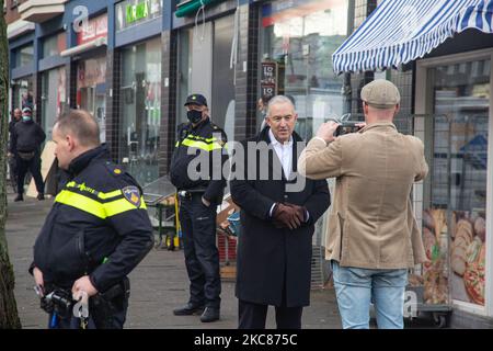 Le maire de Rotterdam Ahmed Aboupaleb fait une déclaration vidéo après avoir inspecté la zone qui a subi les dommages. Les conséquences des troubles anti-couvre-feu à Rotterdam. Fenêtres endommagées de magasins, cafés, chaîne de restauration rapide, chaussée détruite, distributeurs de billets cassés, Les arrêts de bus, les arrêts de tramway, les fenêtres et les lunettes endommagées même dans un quartier résidentiel ont été causés par les violents manifestants qui se sont affrontés avec la police et ont pillé le quartier autour de Groene Hilledijk, Beijerlandselaan et Randweg. C'est la nuit consécutive de 3rd émeutes et affrontements avec les politiques après que le gouvernement a imposé le couvre-feu à la figurative Banque D'Images