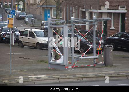 Un arrêt de bus endommagé avec des lunettes cassées. Les conséquences des troubles anti-couvre-feu à Rotterdam. Fenêtres endommagées de magasins, cafés, chaîne de restauration rapide, chaussée détruite, distributeurs de billets cassés, Les arrêts de bus, les arrêts de tramway, les fenêtres et les lunettes endommagées même dans un quartier résidentiel ont été causés par les violents manifestants qui se sont affrontés avec la police et ont pillé le quartier autour de Groene Hilledijk, Beijerlandselaan et Randweg. C'est la nuit consécutive de 3rd émeutes et affrontements avec les politiques après que le gouvernement a imposé le couvre-feu pour lutter contre la propagation de la pandémie du coronavirus Covid-19 et la nouvelle mutation, comme Banque D'Images