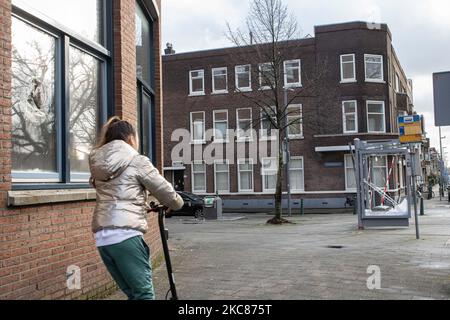 Un arrêt de bus endommagé avec des lunettes cassées. Les conséquences des troubles anti-couvre-feu à Rotterdam. Fenêtres endommagées de magasins, cafés, chaîne de restauration rapide, chaussée détruite, distributeurs de billets cassés, Les arrêts de bus, les arrêts de tramway, les fenêtres et les lunettes endommagées même dans un quartier résidentiel ont été causés par les violents manifestants qui se sont affrontés avec la police et ont pillé le quartier autour de Groene Hilledijk, Beijerlandselaan et Randweg. C'est la nuit consécutive de 3rd émeutes et affrontements avec les politiques après que le gouvernement a imposé le couvre-feu pour lutter contre la propagation de la pandémie du coronavirus Covid-19 et la nouvelle mutation, comme Banque D'Images