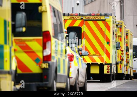 Les ambulances se trouvent à l'extérieur du service des urgences de l'hôpital royal de Londres, à Londres, en Angleterre, sur 26 janvier 2021. Les données des organismes officiels de statistiques britanniques ont révélé aujourd'hui que, sur la base de certificats de décès, jusqu'à 15 janvier cette année, près de 104 000 000 personnes sont mortes du coronavirus depuis le début de la pandémie. Les chiffres du gouvernement, qui sont basés sur les décès dans les 28 jours suivant un test positif Covid-19, restent légèrement inférieurs, se chiffrent hier à 98 531. (Photo de David Cliff/NurPhoto) Banque D'Images