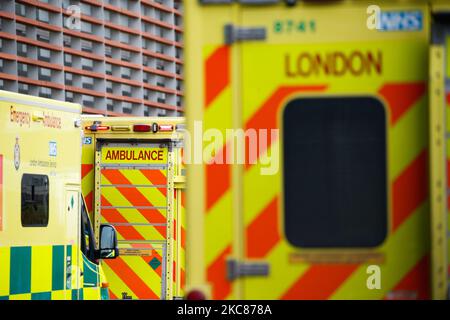 Les ambulances se trouvent à l'extérieur du service des urgences de l'hôpital royal de Londres, à Londres, en Angleterre, sur 26 janvier 2021. Les données des organismes officiels de statistiques britanniques ont révélé aujourd'hui que, sur la base de certificats de décès, jusqu'à 15 janvier cette année, près de 104 000 000 personnes sont mortes du coronavirus depuis le début de la pandémie. Les chiffres du gouvernement, qui sont basés sur les décès dans les 28 jours suivant un test positif Covid-19, restent légèrement inférieurs, se chiffrent hier à 98 531. (Photo de David Cliff/NurPhoto) Banque D'Images