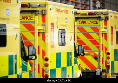 Les ambulances se trouvent à l'extérieur du service des urgences de l'hôpital royal de Londres, à Londres, en Angleterre, sur 26 janvier 2021. Les données des organismes officiels de statistiques britanniques ont révélé aujourd'hui que, sur la base de certificats de décès, jusqu'à 15 janvier cette année, près de 104 000 000 personnes sont mortes du coronavirus depuis le début de la pandémie. Les chiffres du gouvernement, qui sont basés sur les décès dans les 28 jours suivant un test positif Covid-19, restent légèrement inférieurs, se chiffrent hier à 98 531. (Photo de David Cliff/NurPhoto) Banque D'Images