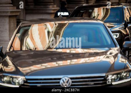 Le Premier ministre Giuseppe Conte démissionnait d'une entrée latérale en voiture après avoir donné sa démission du chef d'État Sergio Mattarella à Rome, le 26 janvier 2021. (Photo par Andrea Ronchini/NurPhoto) Banque D'Images