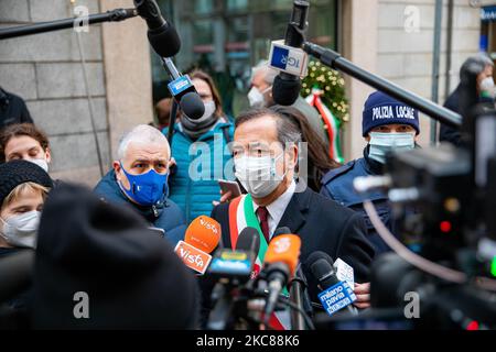 Le maire de Milan Giuseppe Sala assiste à la commémoration des victimes de la Shoah, lors de la Journée internationale du souvenir de l'Holocauste, devant l'ex Hotel Regina, via Silvio Pélico, sur 27 janvier 2021, à Milan, en Italie (photo d'Alessandro Bremec/NurPhoto) Banque D'Images