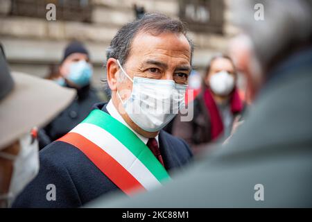 Le maire de Milan Giuseppe Sala assiste à la commémoration des victimes de la Shoah, lors de la Journée internationale du souvenir de l'Holocauste, devant l'ex Hotel Regina, via Silvio Pélico, sur 27 janvier 2021, à Milan, en Italie (photo d'Alessandro Bremec/NurPhoto) Banque D'Images