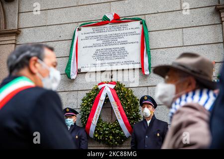 Le maire de Milan Giuseppe Sala assiste à la commémoration des victimes de la Shoah, lors de la Journée internationale du souvenir de l'Holocauste, devant l'ex Hotel Regina, via Silvio Pélico, sur 27 janvier 2021, à Milan, en Italie (photo d'Alessandro Bremec/NurPhoto) Banque D'Images