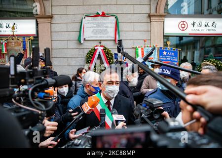 Le maire de Milan Giuseppe Sala assiste à la commémoration des victimes de la Shoah, lors de la Journée internationale du souvenir de l'Holocauste, devant l'ex Hotel Regina, via Silvio Pélico, sur 27 janvier 2021, à Milan, en Italie (photo d'Alessandro Bremec/NurPhoto) Banque D'Images