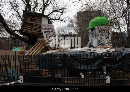 Une vue des messages et des structures de protestation, alors que la police effectue une opération pour nettoyer le site d'un camp « Top HS2 » à Euston Square Gardens, le 27 janvier 2021 à Londres, en Angleterre. Malgré les expulsions, un petit groupe d'activistes reste à l'intérieur d'un tunnel, qui a été secrètement construit sous le site pour essayer d'empêcher la prochaine phase de travail sur le projet de train à grande vitesse qui reliera Londres à Birmingham, Manchester et Leeds. (Photo de Wiktor Szymanowicz/NurPhoto) Banque D'Images