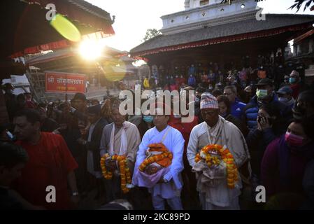 Les prêtres du temple de Taleju offrant une puja rituelle vers Kalasa pendant Changu Narayan ou Shree Champak Narayan Kalasa Yatra Festival de Jatra célébré à Hunuman Dhoka, Katmandou, Népal jeudi, 28 janvier 2021. (Photo de Narayan Maharajan/NurPhoto) Banque D'Images