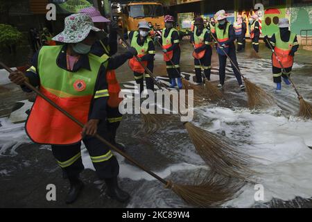 Les travailleurs thaïlandais désinfectent une école avant sa réouverture à Bangkok, en Thaïlande, le 28 janvier 2021. (Photo par Anusak Laowilas/NurPhoto) Banque D'Images