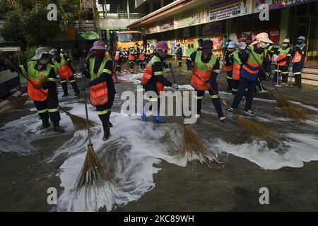 Les travailleurs thaïlandais désinfectent une école avant sa réouverture à Bangkok, en Thaïlande, le 28 janvier 2021. (Photo par Anusak Laowilas/NurPhoto) Banque D'Images