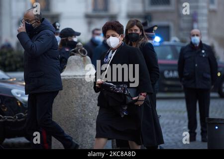 Davide Faraone (L), Teresa Bellanova (C) et Maria Elena Boschi (R) du Groupe parlementaire 'Italia Viva'arrivent pour une réunion avec le Président italien Sergio Mattarella au Palais Quirinale sur la formation d'un nouveau gouvernement à la suite de la démission du Premier ministre Giuseppe Conte, Italie, Rome, le 28 janvier 2021. (Photo de Christian Minelli/NurPhoto) Banque D'Images