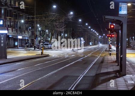 Arrêt de tram sans personne. Rues vides et calmes de la ville néerlandaise d'Amsterdam pendant le couvre-feu COVID. Les gens ne peuvent être dehors qu'avec une raison prouvée et une autorisation spéciale avec la documentation appropriée sinon ils sont condamnés à une amende de 95euro, à l'heure du couvre-feu de nuit. Les transports en commun comme le bus et le tram passent vides. Des policiers et des véhicules ont été déployés à Amsterdam pour donner un aperçu du couvre-feu. Les rues désertes du sont vues au quatrième jour avec le couvre-feu dans le pays, plus calmes après de violentes manifestations et des affrontements les jours précédents. Le couvre-feu a été imposé par le gouvernement pour lutter contre la propagation du vir Banque D'Images